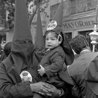 De padres a hijos. Calle Adriano. Hermandad del Baratillo. 1973 ©ICAS-SAHP, Fototeca Municipal de Sevilla, fondo Cubiles