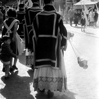 Tarde de Jueves Santo en la calle Almirante Apodaca. Hermandad de los Negritos. 1962 ©ICAS-SAHP, Fototeca Municipal de Sevilla, fondo Gelán