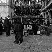 La penitencia. Hermandad de la Carretería en la calle Antonia Díaz. 1966 ©ICAS-SAHP, Fototeca Municipal de Sevilla, fondo Serrano 