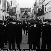 Suena una marcha tras el palio de la Hermandad del Buen Fin en la calle Teodosio. 1964 ©ICAS-SAHP, Fototeca Municipal de Sevilla, fondo Serrano 