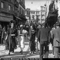 Jueves Santo de mantillas en la calle Velázquez. 1935-1936 ©ICAS-SAHP, Fototeca Municipal de Sevilla, fondo Serrano 