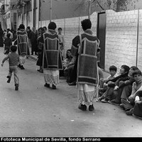 Los ciriales de la Hermandad del Buen Fin anuncian la llegada del paso. 1976 ©ICAS-SAHP, Fototeca Municipal de Sevilla, fondo Serrano 