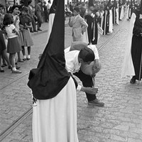 Viernes Santo en la calle Castilla. Hermandad del Cachorro. 1961 ©ICAS-SAHP, Fototeca Municipal de Sevilla, fondo Serrano 