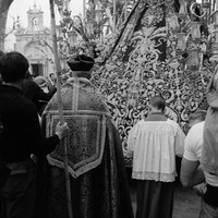 La Hermandad del Buen Fin por la plaza de San Lorenzo. 1968 ©ICAS-SAHP, Fototeca Municipal de Sevilla, fondo Serrano 