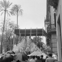 La Virgen del Mayor Dolor bajo la lluvia. Hermandad de la Carretería. 1963 ©ICAS-SAHP, Fototeca Municipal de Sevilla, fondo Serrano 
