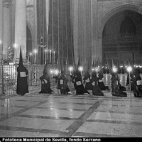 Nazarenos de la Hermandad del Gran Poder ante el antiguo Monumento al Santísimo en la Catedral. 1953 ©ICAS-SAHP, Fototeca Municipal de Sevilla, fondo Serrano 