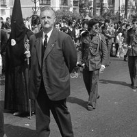 Antonio Sanz Ramos, el entrañable Antoñito procesiones, en el puente de San Bernardo. 1977 ©ICAS-SAHP, Fototeca Municipal de Sevilla, fondo Serrano 