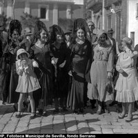 Jueves Santo de mantillas en la Plaza de San Lorenzo. 1934 ©ICAS-SAHP, Fototeca Municipal de Sevilla, fondo Serrano 