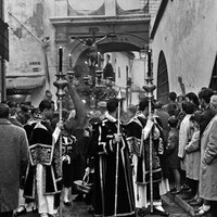 Hermandad del Calvario en el Arco del Postigo que da paso a la calle Dos de Mayo. 1963 ©ICAS-SAHP, Fototeca Municipal de Sevilla, fondo Serrano 