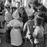 Revuelo de chiquillos en el Barrio León. Hermandad de San Gonzalo. 1962 ©ICAS-SAHP, Fototeca Municipal de Sevilla, fondo Serrano 