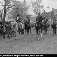 2. El jefe del Gobierno general Miguel Primo de Rivera con la reina Victoria Eugenia y el duque de Gor a caballo en el Real de la Feria del Prado de San Sebastián. 20/04/1925 ©ICAS-SAHP, Fototeca Municipal de Sevilla, fondo Serrano