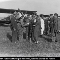 4. Escala en la base aérea de Tablada de la escuadrilla Fokker al mando del infante Alfonso de Orleáns de paso a Tetuán para participar en las operaciones aéreas del Desembarco de Alhucemas. Los infantes Carlos de Borbón y Luisa de Orleáns saludan a los pilotos. 15/07/1925 ©ICAS-SAHP, Fototeca Municipal de Sevilla, fondo Sánchez del Pando