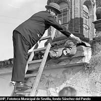 9. Inicio del derribo del convento de Santo Tomás, sede del Gobierno Militar, para ejecutar el ensanche de la Puerta de Jerez. El presidente del Consejo de Ministros Primo de Rivera, subido en la torreta, inicia simbólicamente la demolición con el levantamiento de una teja. 15/01/1927 ©ICAS-SAHP, Fototeca Municipal de Sevilla, fondo Sánchez del Pando