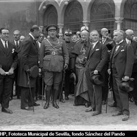 10. El jefe del Gobierno general Primo de Rivera, el cardenal Eustaquio Ilundáin y el comisario regio José Cruz Conde, junto a otras autoridades, presencian en el Patio de la Montería la manifestación popular para recibir a los reyes y al príncipe de Gales. 24/04/1927 ©ICAS-SAHP, Fototeca Municipal de Sevilla, fondo Sánchez del Pando