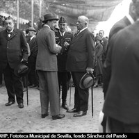 11. En el hipódromo de Tablada, conversando con el rey Alfonso XIII y el teniente coronel de la base aérea de Tablada Guillermo Delgado Brackembury. 25/04/1927 ©ICAS-SAHP, Fototeca Municipal de Sevilla, fondo Sánchez del Pando