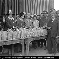 13. Fiesta de la Paz en homenaje al Soldado de África. El alcalde Nicolás Díaz Molero en el reparto de meriendas a los ex combatientes con motivo del fin de la Guerra de Marruecos (1911-1927) 12/10/1927 ©ICAS-SAHP, Fototeca Municipal de Sevilla, fondo Sánchez del Pando