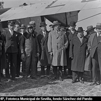 14. En el aeródromo de Tablada ante el trimotor "Rosbart" de Iberia que le ha traído de Madrid. Entre los pasajeros, Torcuato Luca de Tena. 9/02/1928 ©ICAS-SAHP, Fototeca Municipal de Sevilla, fondo Sánchez del Pando