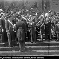 21. Acto de inauguración de la Exposición Iberoamericana en la Plaza de España. El presidente del Consejo de Ministros Primo de Rivera conversa con José Calvo Sotelo, ministro de Hacienda, y Nicolás Díaz Molero, alcalde de Sevilla. 9/05/1929 ©ICAS-SAHP, Fototeca Municipal de Sevilla, fondo Serrano