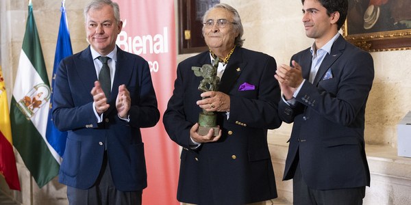 José de la Tomasa recibe  el II Giraldillo Internacional de Flamenco "Ciudad de Sevilla" en la XXIII Bienal de Flamenco